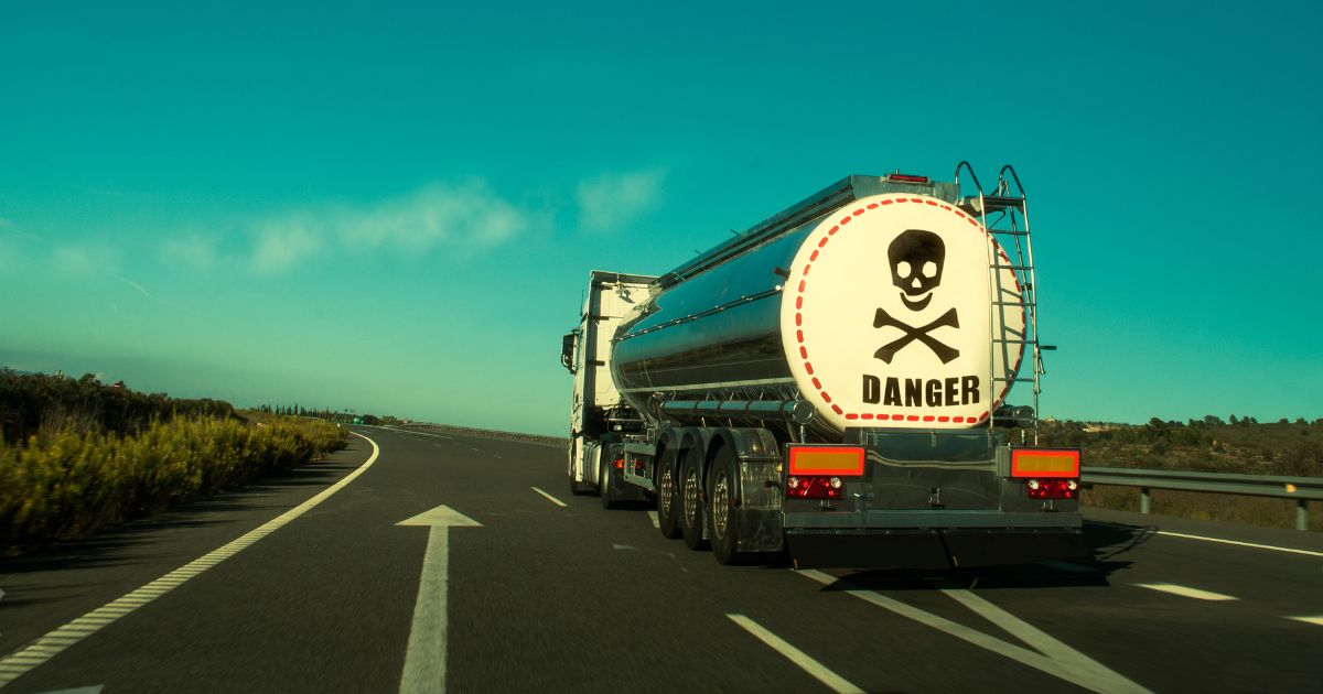 Trasporto merci pericolose: ADR e altre normative per le spedizioni di materie dannose